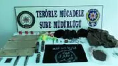 Son Dakika: Bombalı eylem hazırlığı yapan terör örgütü DEAŞ üyesinin evinde üç patlayıcı düzeneği ele geçirildi Son Dakika: Bombalı eylem hazırlığı yapan terör örgütü DEAŞ üyesinin evinde üç patlayıcı düzeneği ele geçirildi