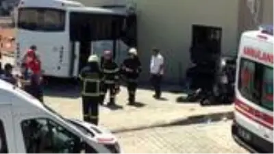 Son dakika: Kocaeli'de jandarmaları taşıyan midibüs otomobile çarpıp cami duvarına girdi: 8 asker yaralı Son dakika: Kocaeli'de jandarmaları taşıyan midibüs otomobile çarpıp cami duvarına girdi: 8 asker yaralı