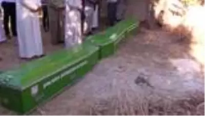 Kazada ölen üç kardeşin cenazesi yan yana defnedildi Kazada ölen üç kardeşin cenazesi yan yana defnedildi