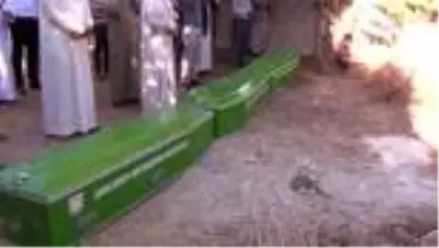 Kazada ölen üç kardeşin cenazesi yan yana defnedildi Kazada ölen üç kardeşin cenazesi yan yana defnedildi