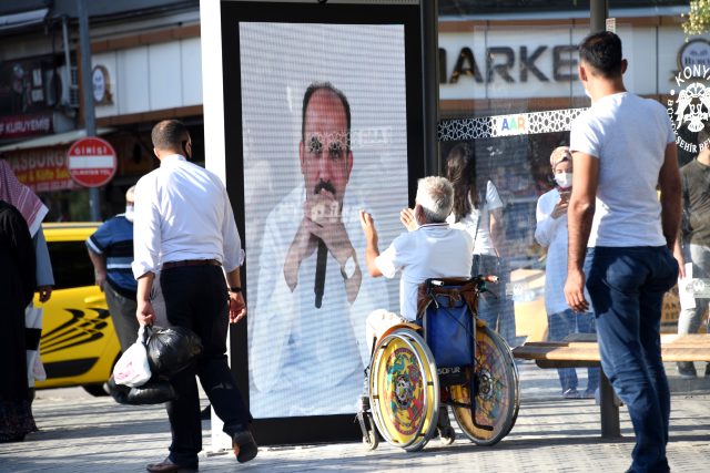 Türkiye'de bir ilk: Konya'da duraklarda koronavirüse canlı takipli önlem