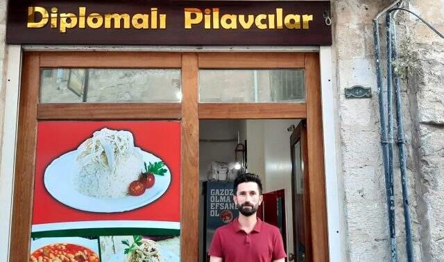Üç diploma sahibi üniversite mezunu, pilav dükkanına verdiği isimle binlerce kişiye umut ışığı oldu Üç diploma sahibi üniversite mezunu, pilav dükkanına verdiği isimle binlerce kişiye umut ışığı oldu
