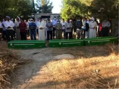 Son dakika haberi: Üç kardeşin cenazesi yan yana defnedildi Son dakika haberi: Üç kardeşin cenazesi yan yana defnedildi