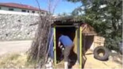 Yaralı leyleği kümesinde koruma altına alıp belediye ekiplerine teslim etti Yaralı leyleği kümesinde koruma altına alıp belediye ekiplerine teslim etti