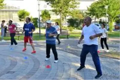 Yıldırımlılar sabah sporuyla sağlıklı yaşıyor Yıldırımlılar sabah sporuyla sağlıklı yaşıyor