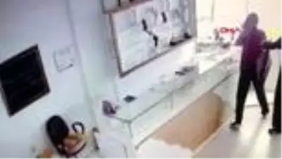 ADANA Kadın kılığındaki soyguncular, iş yerine otomatik kapı açılınca girmiş ADANA Kadın kılığındaki soyguncular, iş yerine otomatik kapı açılınca girmiş