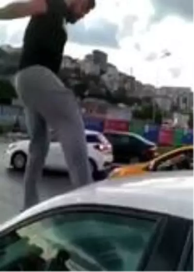 Alibeyköy'de trafikte kadına dehşeti yaşattı Alibeyköy'de trafikte kadına dehşeti yaşattı