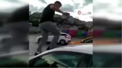 Alibeyköy'de trafikte kadına dehşeti yaşattı Alibeyköy'de trafikte kadına dehşeti yaşattı