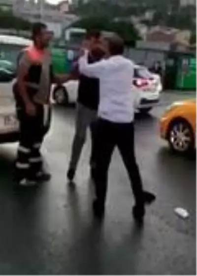 Alibeyköy'de trafikte kadına dehşeti yaşattı Alibeyköy'de trafikte kadına dehşeti yaşattı