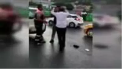 Alibeyköy'de trafikte kadına dehşeti yaşattı Alibeyköy'de trafikte kadına dehşeti yaşattı