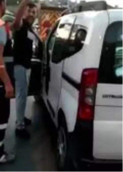 Alibeyköy'de trafikte kadına dehşeti yaşattı Alibeyköy'de trafikte kadına dehşeti yaşattı