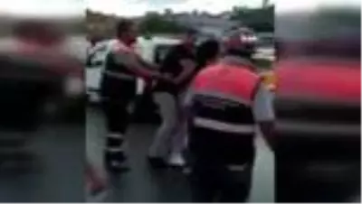 Alibeyköy'de trafikte kadına dehşeti yaşattı Alibeyköy'de trafikte kadına dehşeti yaşattı