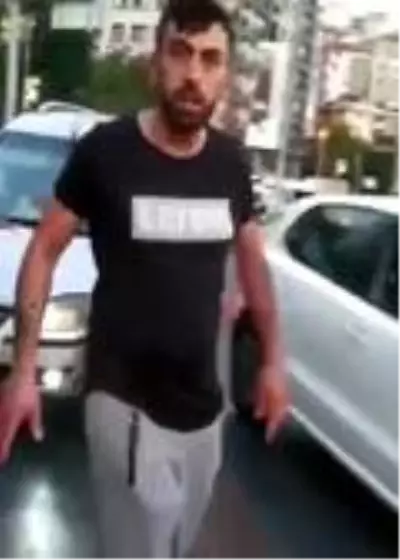 Alibeyköy'de trafikte kadına dehşeti yaşattı Alibeyköy'de trafikte kadına dehşeti yaşattı