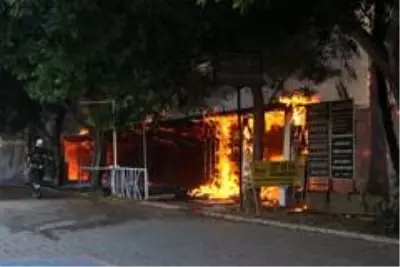 Son Dakika: Antalya'da kullanılmayan iş yerindeki yangın korkuttu Son Dakika: Antalya'da kullanılmayan iş yerindeki yangın korkuttu