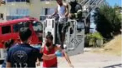 Apartman boşluğundaki eski eşyalar yandı, balkona çıkanlar kurtarıldı Apartman boşluğundaki eski eşyalar yandı, balkona çıkanlar kurtarıldı