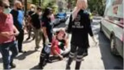 Bisikletliye çarpan 63 yaşındaki ehliyetsiz kadın sürücünün bahanesi 'pes' dedirtti Bisikletliye çarpan 63 yaşındaki ehliyetsiz kadın sürücünün bahanesi 'pes' dedirtti