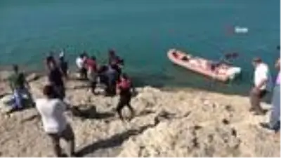 Boğulma tehlikesi atlatan oğluna nefes verdi, hayata döndürdü Boğulma tehlikesi atlatan oğluna nefes verdi, hayata döndürdü
