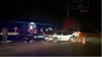 BURDUR TIR'ın çekicisine çarpan otomobildeki 4 kişi yaralandı BURDUR TIR'ın çekicisine çarpan otomobildeki 4 kişi yaralandı