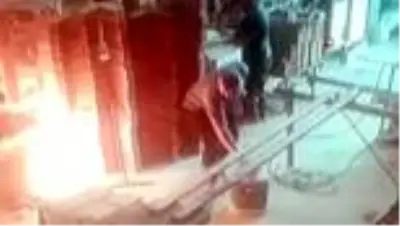 Çakmakla gaz kaçağını kontrol eden esnaf, az daha yanıyordu Çakmakla gaz kaçağını kontrol eden esnaf, az daha yanıyordu