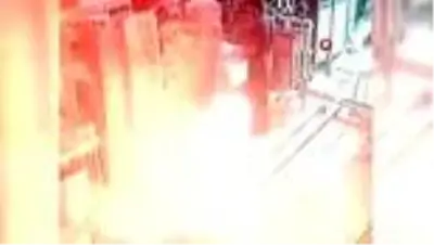 Çakmakla gaz kaçağını kontrol eden esnaf, az daha yanıyordu Çakmakla gaz kaçağını kontrol eden esnaf, az daha yanıyordu