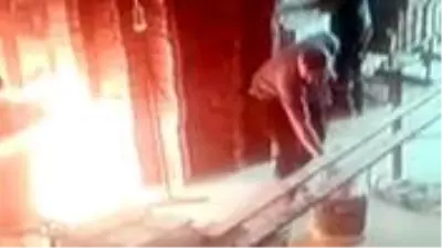 Çakmakla gaz kaçağını kontrol eden esnaf, az daha yanıyordu Çakmakla gaz kaçağını kontrol eden esnaf, az daha yanıyordu