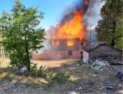 Çatalzeytin'de iki katlı ahşap ev alev alev yandı Çatalzeytin'de iki katlı ahşap ev alev alev yandı
