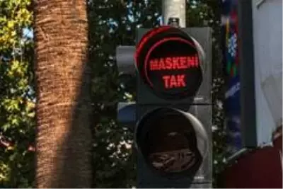 Denizli'de trafik ışıklarıyla 'Maskeni Tak' çağrısı Denizli'de trafik ışıklarıyla 'Maskeni Tak' çağrısı