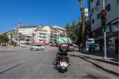 Denizli'de trafik ışıklarıyla 'Maskeni Tak' çağrısı Denizli'de trafik ışıklarıyla 'Maskeni Tak' çağrısı