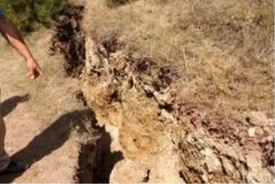 Dev çatlaklar oluştu, köylüler tedirgin oldu Dev çatlaklar oluştu, köylüler tedirgin oldu
