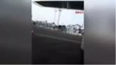 Biletsiz bindiği uçaktan yaka paça dışarıya atıldı! Kamera anbean kaydetti Biletsiz bindiği uçaktan yaka paça dışarıya atıldı! Kamera anbean kaydetti