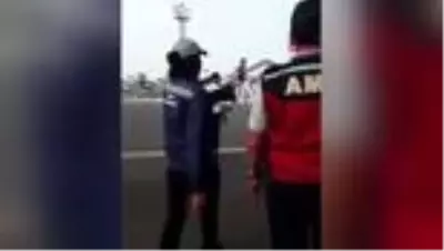 Biletsiz bindiği uçaktan yaka paça dışarıya atıldı! Kamera anbean kaydetti Biletsiz bindiği uçaktan yaka paça dışarıya atıldı! Kamera anbean kaydetti