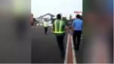 Biletsiz bindiği uçaktan yaka paça dışarıya atıldı! Kamera anbean kaydetti Biletsiz bindiği uçaktan yaka paça dışarıya atıldı! Kamera anbean kaydetti