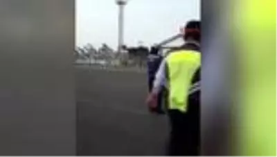 Biletsiz bindiği uçaktan yaka paça dışarıya atıldı! Kamera anbean kaydetti Biletsiz bindiği uçaktan yaka paça dışarıya atıldı! Kamera anbean kaydetti