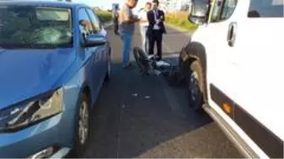 Son dakika haber! Feci kaza: Motosikletli kurye minibüse çarpıp otomobilin camına uçtu Son dakika haber! Feci kaza: Motosikletli kurye minibüse çarpıp otomobilin camına uçtu