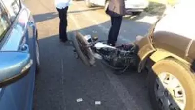 Son dakika haber! Feci kaza: Motosikletli kurye minibüse çarpıp otomobilin camına uçtu Son dakika haber! Feci kaza: Motosikletli kurye minibüse çarpıp otomobilin camına uçtu