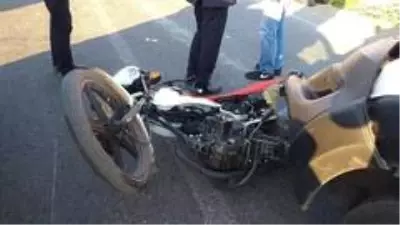 Son dakika haber! Feci kaza: Motosikletli kurye minibüse çarpıp otomobilin camına uçtu Son dakika haber! Feci kaza: Motosikletli kurye minibüse çarpıp otomobilin camına uçtu