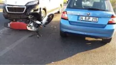 Son dakika haber! Feci kaza: Motosikletli kurye minibüse çarpıp otomobilin camına uçtu Son dakika haber! Feci kaza: Motosikletli kurye minibüse çarpıp otomobilin camına uçtu