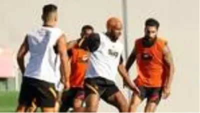 Galatasaray Covid 19 testinde iki futbolcunun testinin pozitif çıktığını duyurdu Galatasaray Covid 19 testinde iki futbolcunun testinin pozitif çıktığını duyurdu