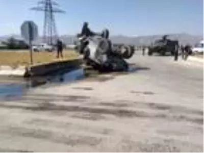 Son dakika haberi: Hafif ticari araçla çarpışan zırhlı polis aracı devrildi Son dakika haberi: Hafif ticari araçla çarpışan zırhlı polis aracı devrildi