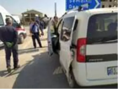 Son dakika haberi: Hafif ticari araçla çarpışan zırhlı polis aracı devrildi Son dakika haberi: Hafif ticari araçla çarpışan zırhlı polis aracı devrildi