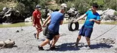 Hazırladıkları Survivor parkurunda hem yarışıyor hem eğleniyorlar Hazırladıkları Survivor parkurunda hem yarışıyor hem eğleniyorlar