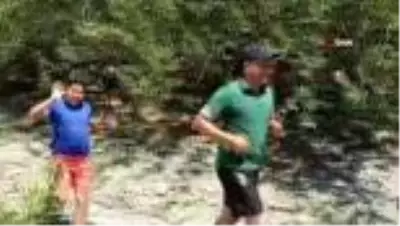 Hazırladıkları Survivor parkurunda hem yarışıyor hem eğleniyor Hazırladıkları Survivor parkurunda hem yarışıyor hem eğleniyor