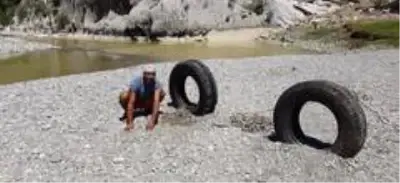 Hazırladıkları Survivor parkurunda hem yarışıyor hem eğleniyorlar Hazırladıkları Survivor parkurunda hem yarışıyor hem eğleniyorlar