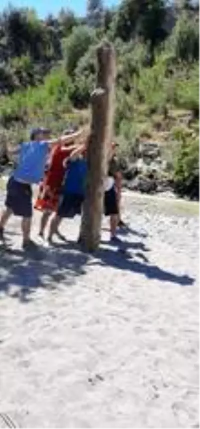 Hazırladıkları Survivor parkurunda hem yarışıyor hem eğleniyorlar Hazırladıkları Survivor parkurunda hem yarışıyor hem eğleniyorlar