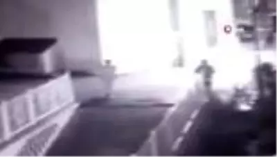 Son dakika haberi! Husumetli olduğu komşusunu silahla vurduğu anlar kamerada Son dakika haberi! Husumetli olduğu komşusunu silahla vurduğu anlar kamerada