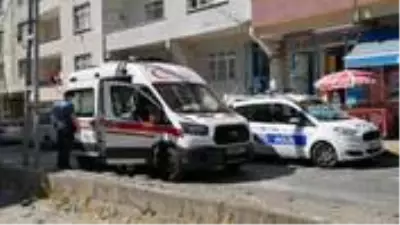 İntihar eden annesini görünce sinir krizi geçirip bileklerini kesti İntihar eden annesini görünce sinir krizi geçirip bileklerini kesti