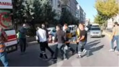 İşçileri taşıyan servis ile otomobil çarpıştı: 12 kişi yaralandı İşçileri taşıyan servis ile otomobil çarpıştı: 12 kişi yaralandı