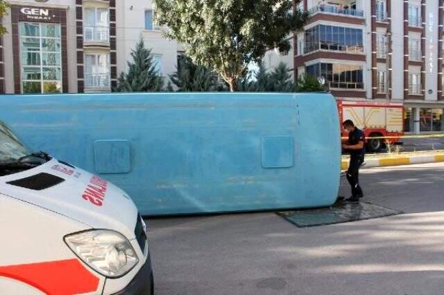 İşçileri taşıyan servis minibüsü ile otomobil çarpıştı: 12 kişi yaralandı İşçileri taşıyan servis minibüsü ile otomobil çarpıştı: 12 kişi yaralandı