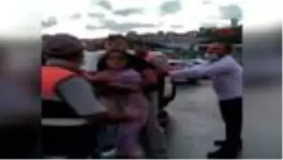 Son Dakika | İSTANBUL-ALİBEYKÖY'DE TRAFİKTE KADINA SALDIRAN ŞÜPHELİ GÖZALTINA ALINDI Son Dakika | İSTANBUL-ALİBEYKÖY'DE TRAFİKTE KADINA SALDIRAN ŞÜPHELİ GÖZALTINA ALINDI