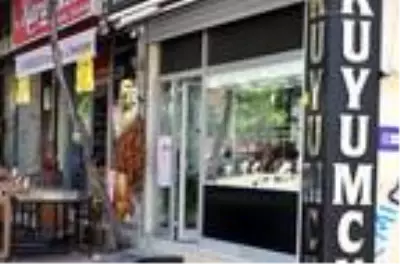 Kadın kılığındaki soyguncular, iş yerine otomatik kapı açılınca girmiş Kadın kılığındaki soyguncular, iş yerine otomatik kapı açılınca girmiş